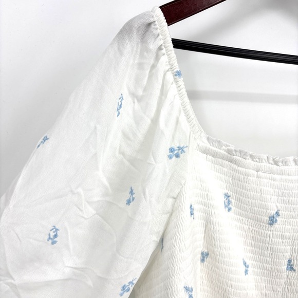 Torrid Women's Embroidered Smocked Crop Blouse Ditsy Floral White Blue 4X NICE! - Picture 5 of 9